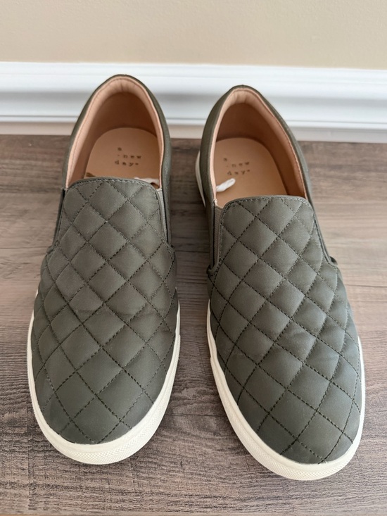 a new day Shoes - Quilted Slip-On Sneakers in Olive Green